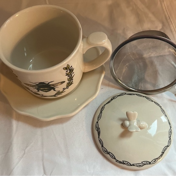 Darling bee teacup, saucer & strainer. - Picture 3 of 6